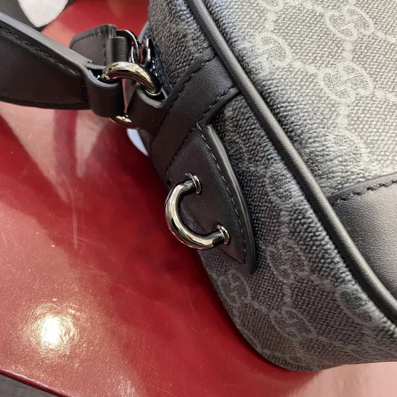 Gucci 821155 GG Emblem malá crossbody taška Černá