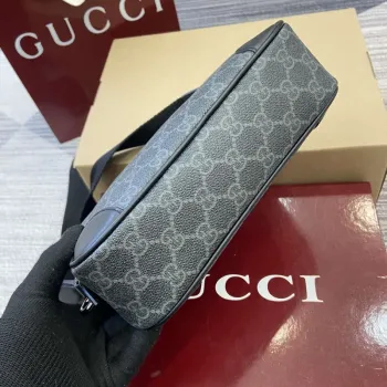 Gucci 821155 GG Emblem malá crossbody taška Černá