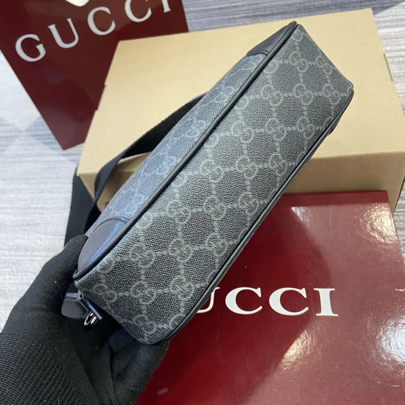 Gucci 821155 GG Emblem malá crossbody taška Černá