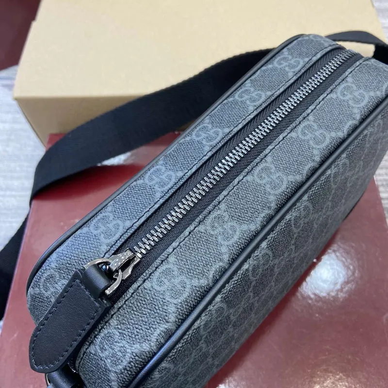 Gucci 821155 GG Emblem malá crossbody taška Černá