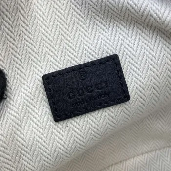 Gucci 821155 GG Emblem malá crossbody taška Černá