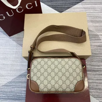 Gucci 821155 GG Emblem malá crossbody taška béžová a tmavě hnědá