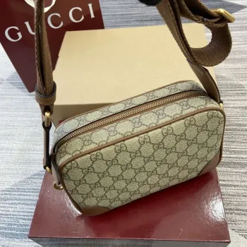 Gucci 821155 GG Emblem malá crossbody taška béžová a tmavě hnědá