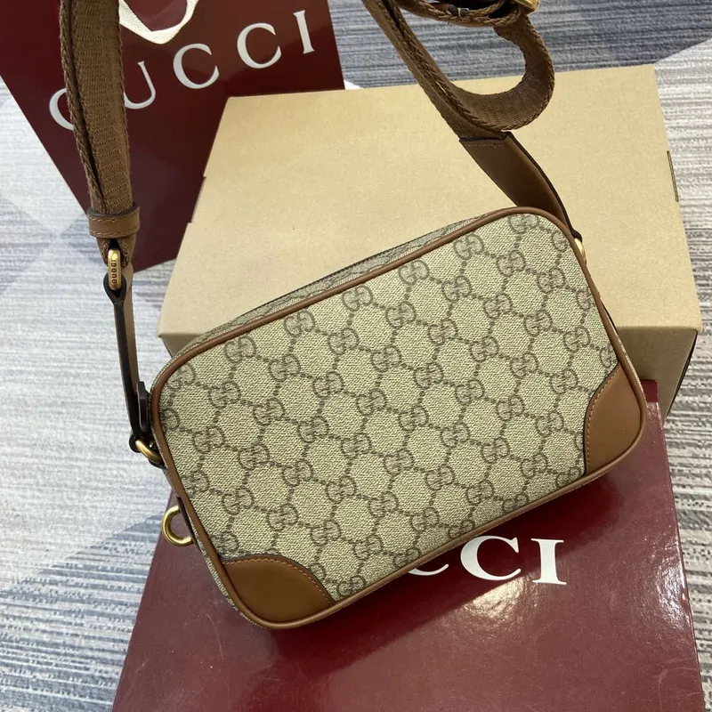 Gucci 821155 GG Emblem malá crossbody taška béžová a tmavě hnědá
