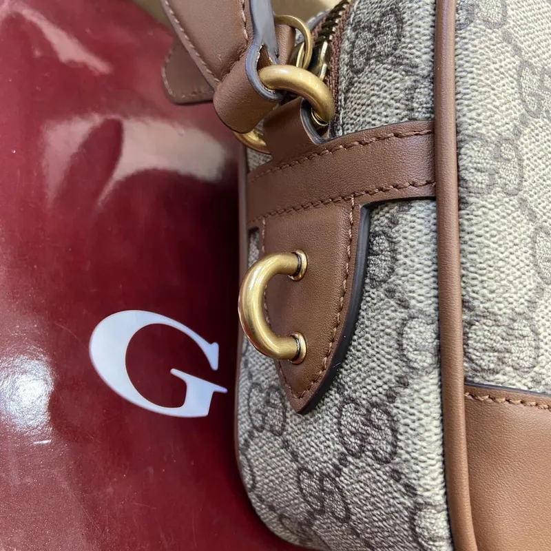 Gucci 821155 GG Emblem malá crossbody taška béžová a tmavě hnědá