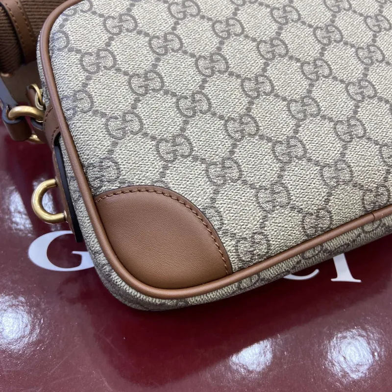 Gucci 821155 GG Emblem malá crossbody taška béžová a tmavě hnědá
