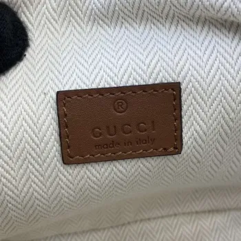 Gucci 821155 GG Emblem malá crossbody taška béžová a tmavě hnědá