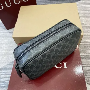Gucci 821164 GG Emblem malá toaletní taška Černá