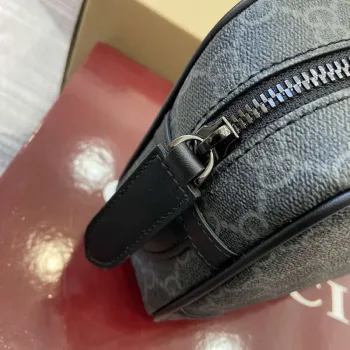 Gucci 821164 GG Emblem malá toaletní taška Černá