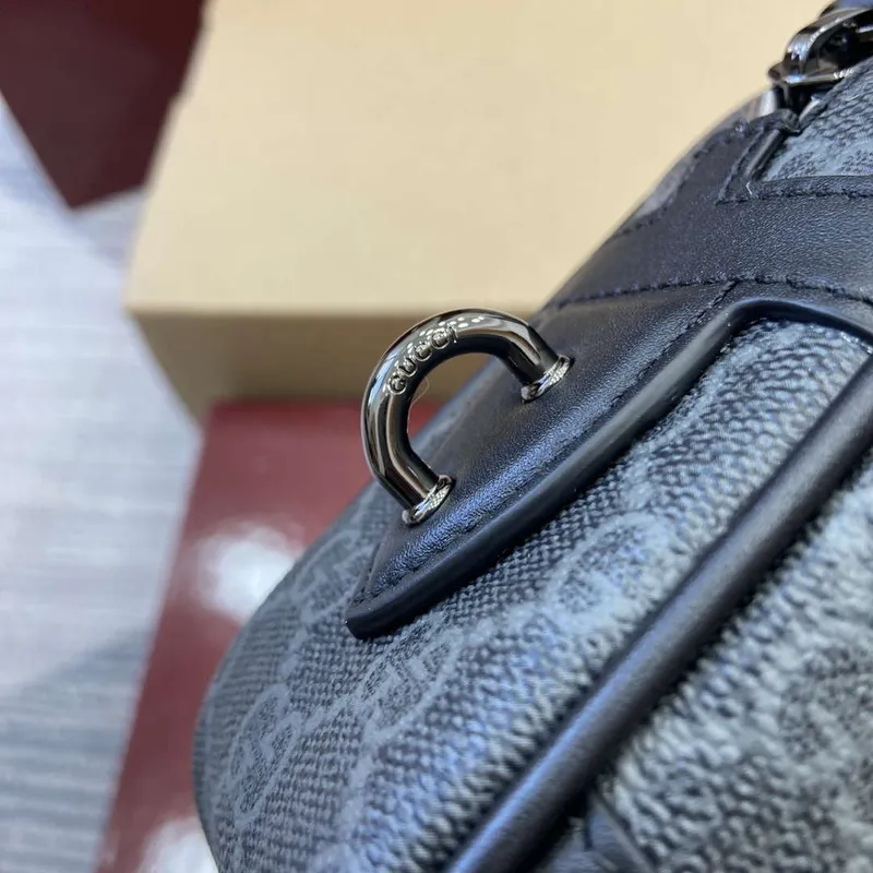 Gucci 821164 GG Emblem malá toaletní taška Černá