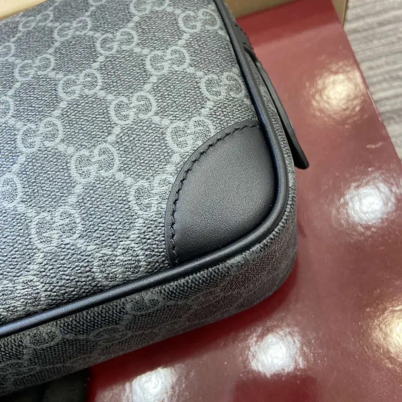 Gucci 821164 GG Emblem malá toaletní taška Černá