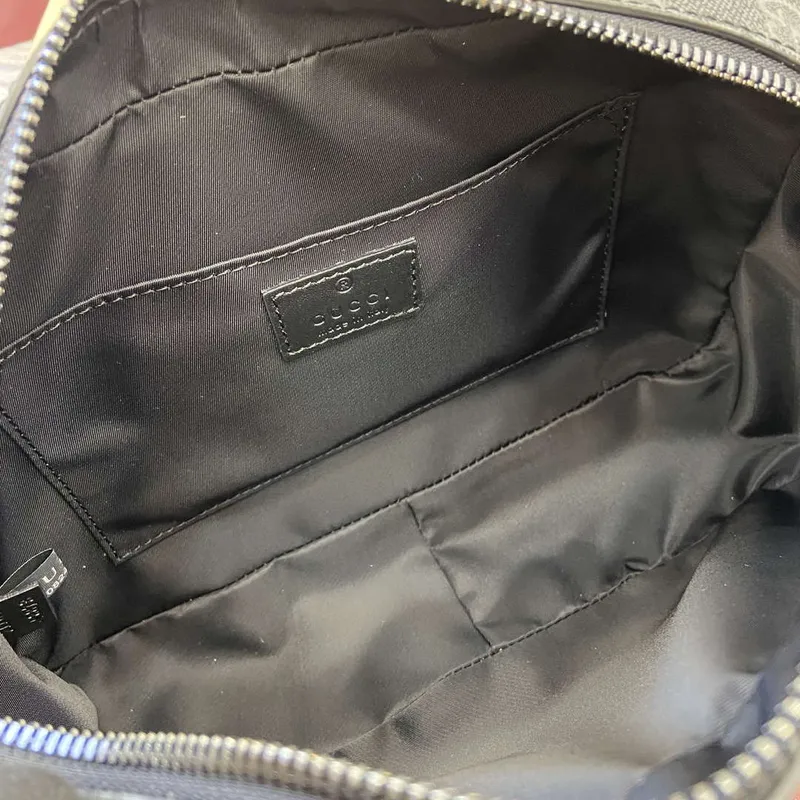 Gucci 821164 GG Emblem malá toaletní taška Černá