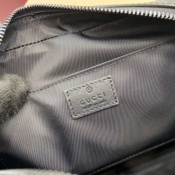 Gucci 821164 GG Emblem malá toaletní taška Černá