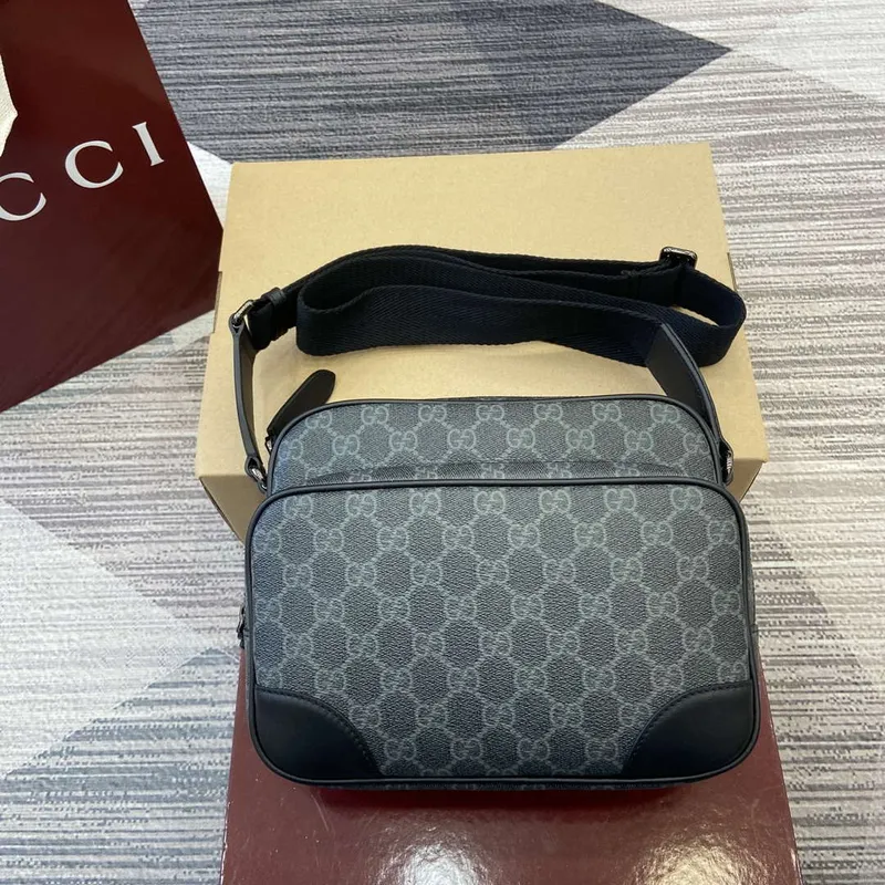 Gucci 821160 GG Emblem střední crossbody taška Černá