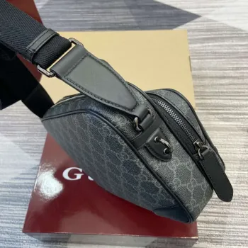 Gucci 821160 GG Emblem střední crossbody taška Černá