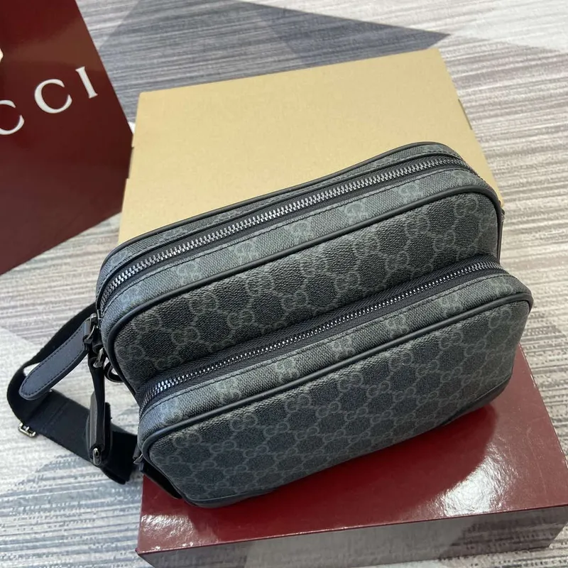 Gucci 821160 GG Emblem střední crossbody taška Černá