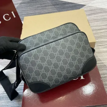 Gucci 821160 GG Emblem střední crossbody taška Černá