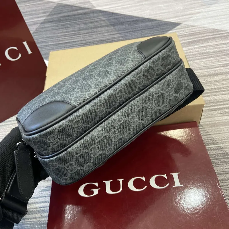 Gucci 821160 GG Emblem střední crossbody taška Černá