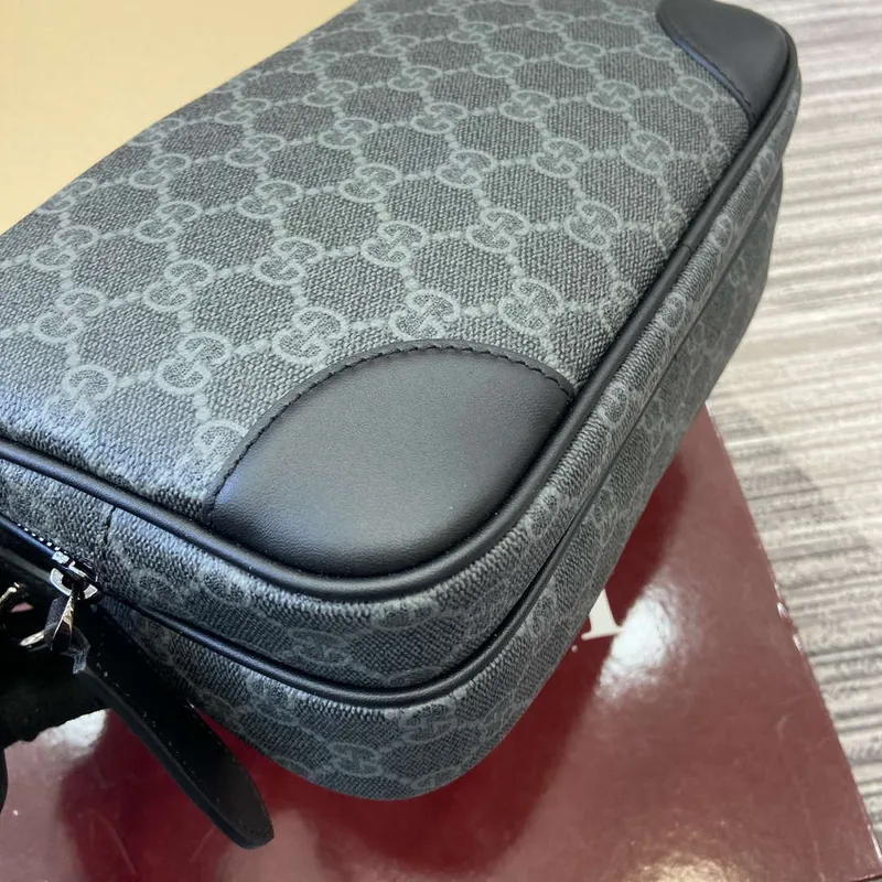 Gucci 821160 GG Emblem střední crossbody taška Černá