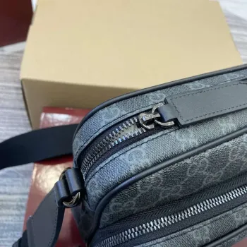 Gucci 821160 GG Emblem střední crossbody taška Černá