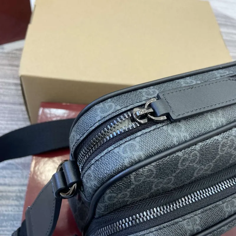 Gucci 821160 GG Emblem střední crossbody taška Černá