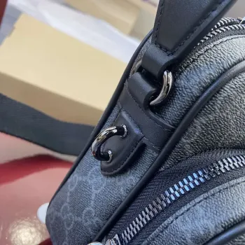 Gucci 821160 GG Emblem střední crossbody taška Černá