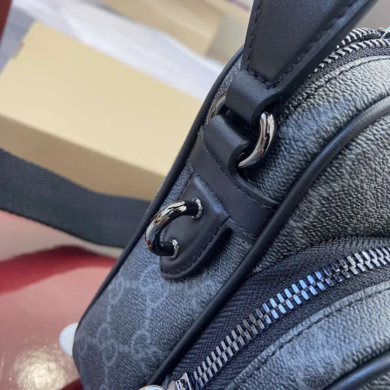 Gucci 821160 GG Emblem střední crossbody taška Černá