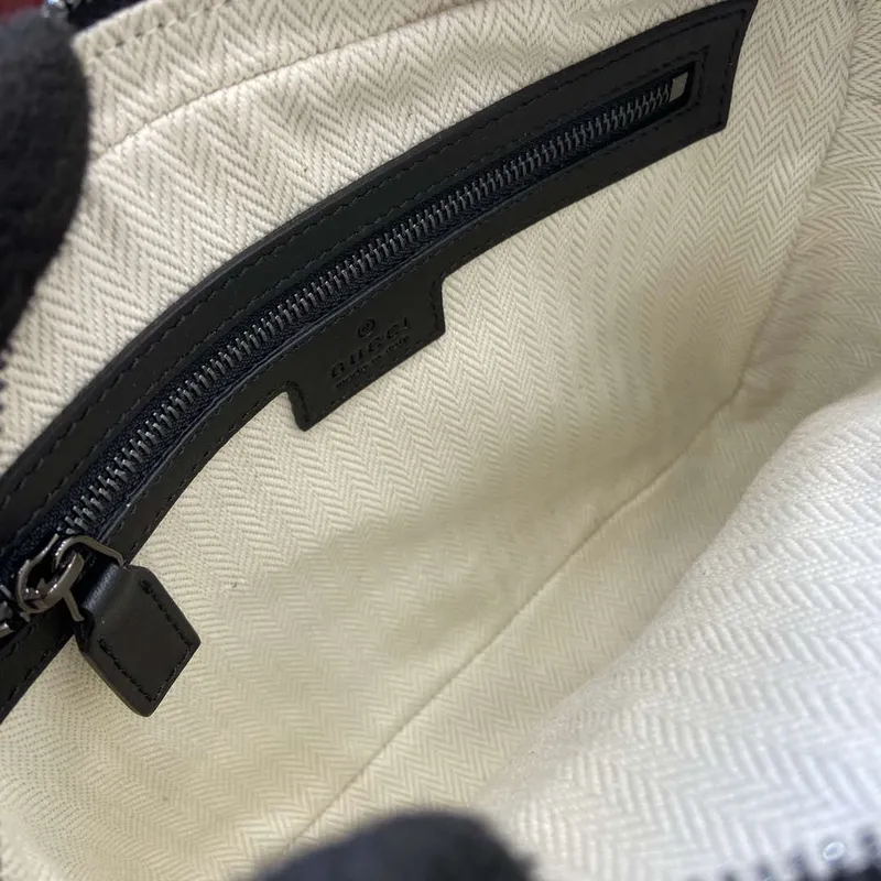 Gucci 821160 GG Emblem střední crossbody taška Černá