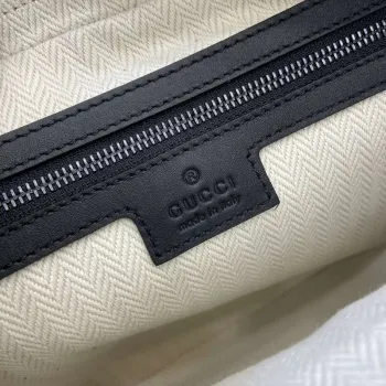 Gucci 821160 GG Emblem střední crossbody taška Černá