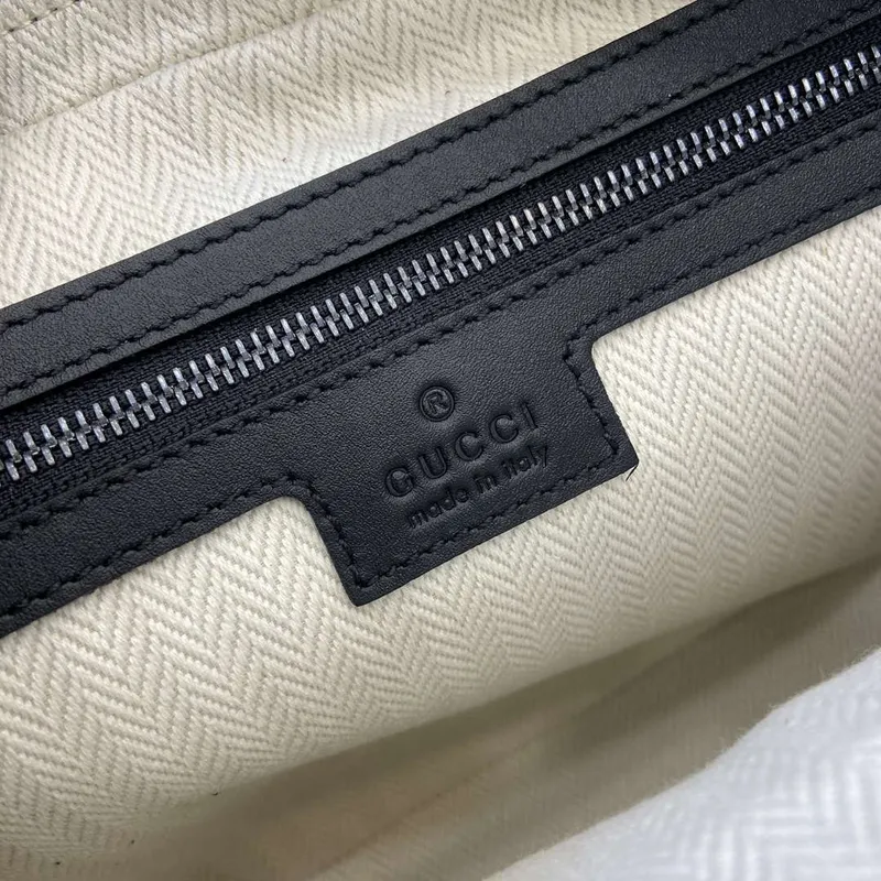 Gucci 821160 GG Emblem střední crossbody taška Černá