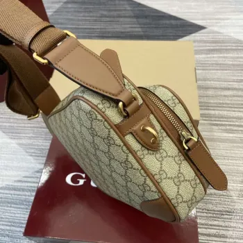 Gucci 821160 GG Emblem střední crossbody taška Béžová a tmavě hnědá