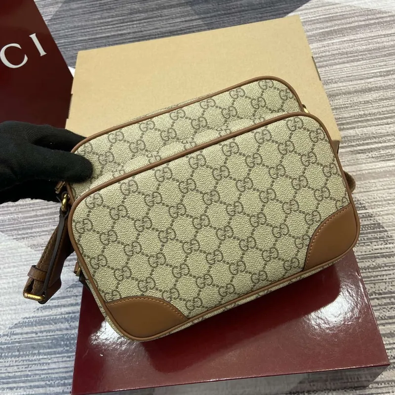 Gucci 821160 GG Emblem střední crossbody taška Béžová a tmavě hnědá
