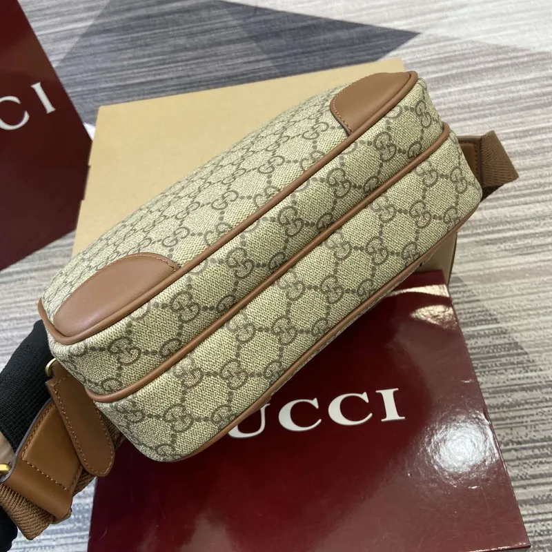 Gucci 821160 GG Emblem střední crossbody taška Béžová a tmavě hnědá