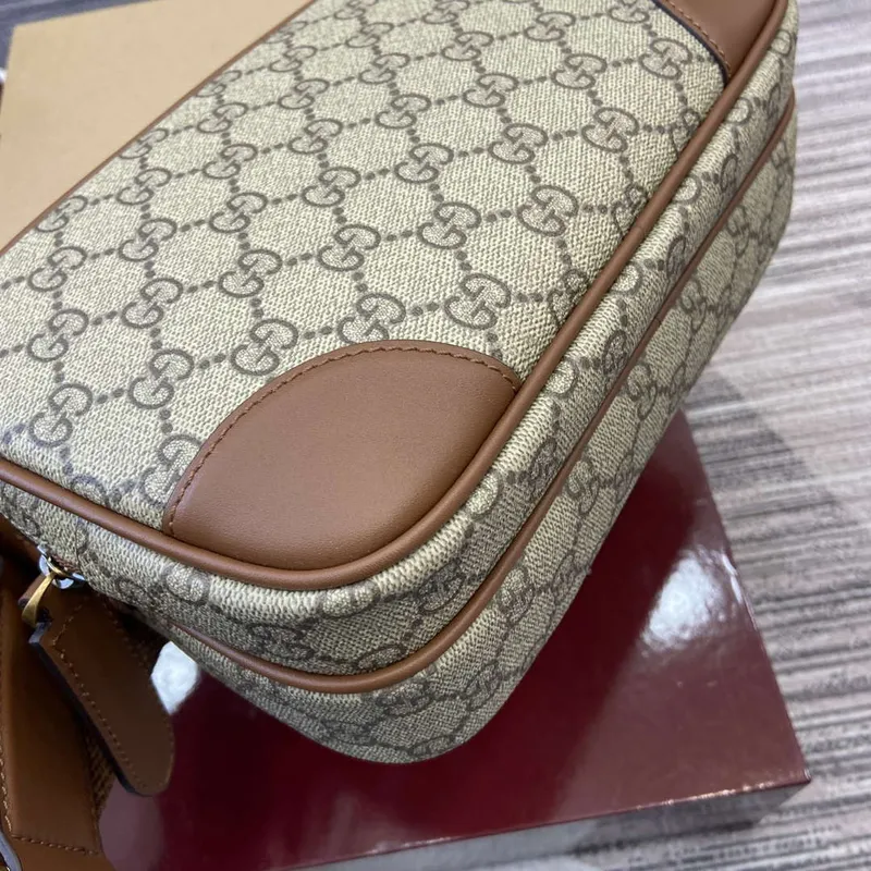 Gucci 821160 GG Emblem střední crossbody taška Béžová a tmavě hnědá