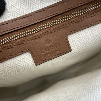 Gucci 821160 GG Emblem střední crossbody taška Béžová a tmavě hnědá