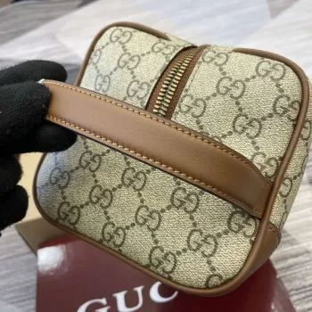 Gucci 821163 GG Emblem střední toaletní taška béžová a tmavě hnědá