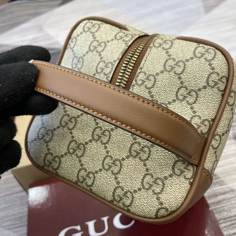 Gucci 821163 GG Emblem střední toaletní taška béžová a tmavě hnědá
