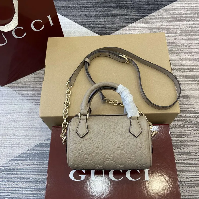 Gucci 815256 GG Emblem super mini taška s horním madlem Meruňková