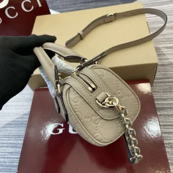 Gucci 815256 GG Emblem super mini taška s horním madlem Meruňková