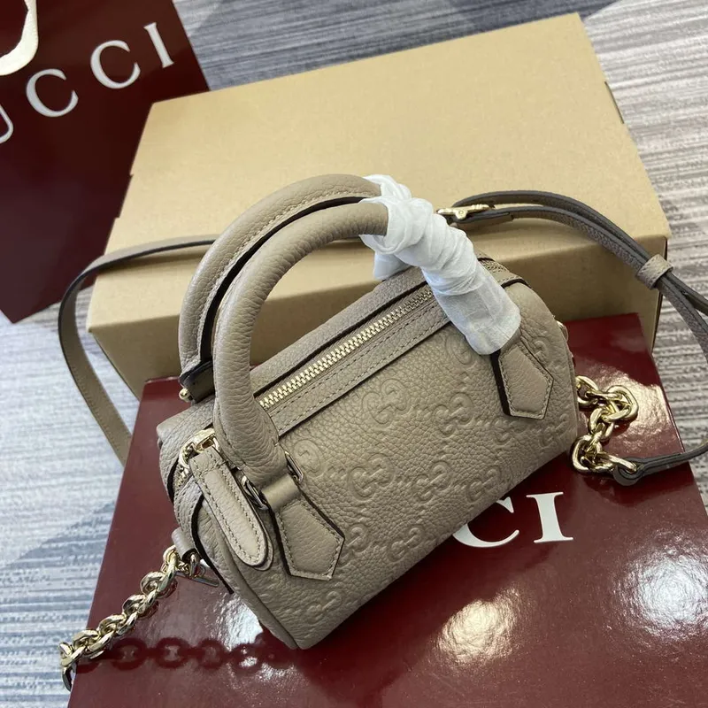 Gucci 815256 GG Emblem super mini taška s horním madlem Meruňková