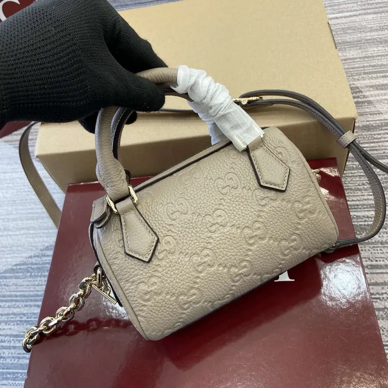 Gucci 815256 GG Emblem super mini taška s horním madlem Meruňková