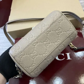 Gucci 815256 GG Emblem super mini taška s horním madlem Meruňková