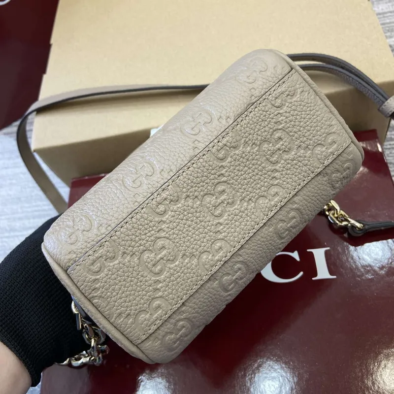 Gucci 815256 GG Emblem super mini taška s horním madlem Meruňková