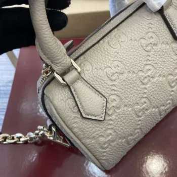 Gucci 815256 GG Emblem super mini taška s horním madlem Meruňková