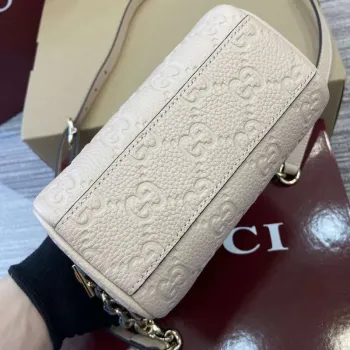 Gucci 815256 GG Emblem super mini taška s horním uchopem Béžová