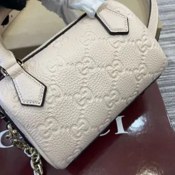 Gucci 815256 GG Emblem super mini taška s horním uchopem Béžová