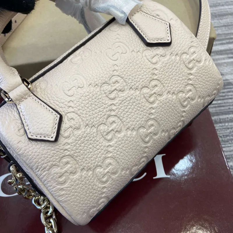 Gucci 815256 GG Emblem super mini taška s horním uchopem Béžová