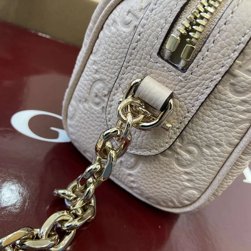 Gucci 815256 GG Emblem super mini taška s horním uchopem Béžová