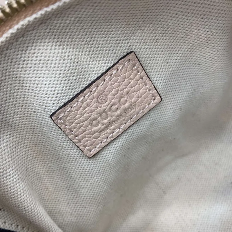 Gucci 815256 GG Emblem super mini taška s horním uchopem Béžová