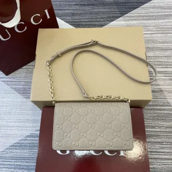Gucci 818705 GG Emblem super mini ramenní taška Taupe